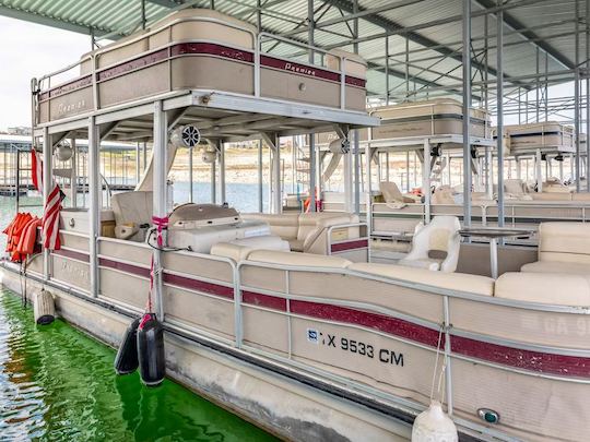 Bateau de fête à ponton à deux étages sur le lac Travis