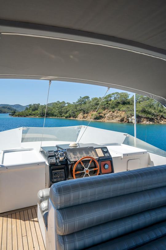 Canados 70 motor yacht with a capacity of 8 people in Gocek region