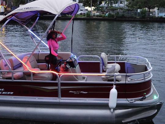 22ft Sun Tracker Party Pontoon Rental for 8 person max 