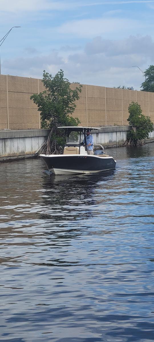 Location de bateaux à console centrale Nautic Star de 24 pieds à Cape Coral, en Floride