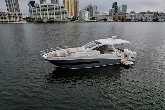 Azimut Verve de luxe de 42 pieds - 13 personnes (North Miami)