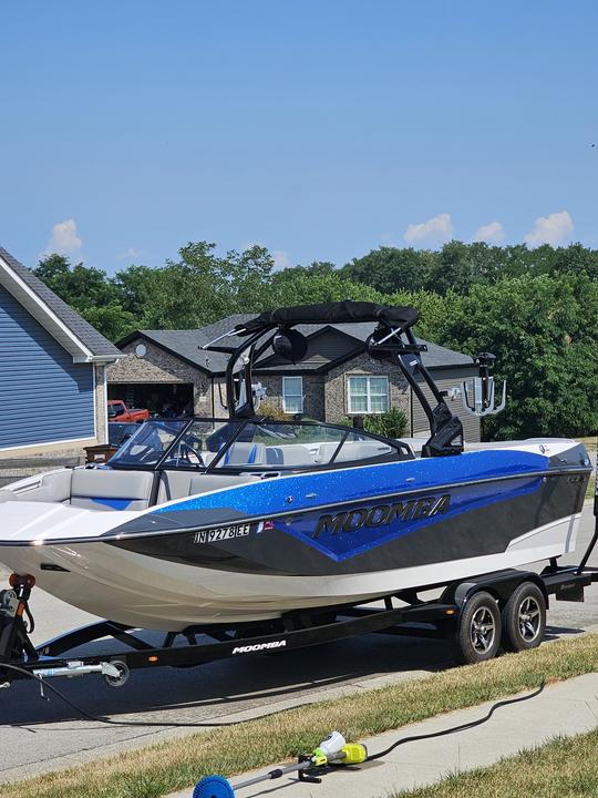 Aventure sur le lac Cumberland : surfez, faites du métro et détendez-vous sur notre bateau spacieux Moomba de 24 pieds 