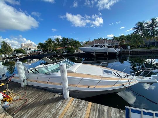 Descubra el lujo en el mar con el Trojan 40' 🚤🌊