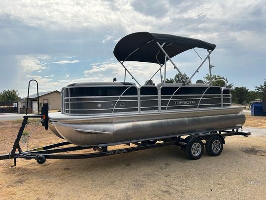 2022 TRIFECTA TRI-TOON PARTY BOAT-SEATS 11 ON LAKE LEWISVILLE