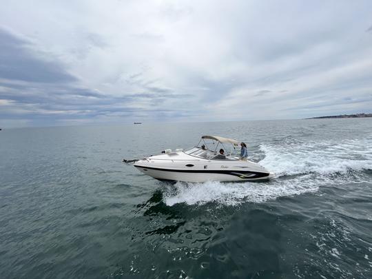 Lancha rápida e divertida Rinker 232 entre Lisboa e Cascais