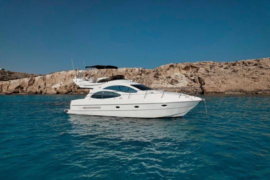 Explore a costa de Ayia Napa e a Lagoa Azul em grande estilo com o Azimut 42