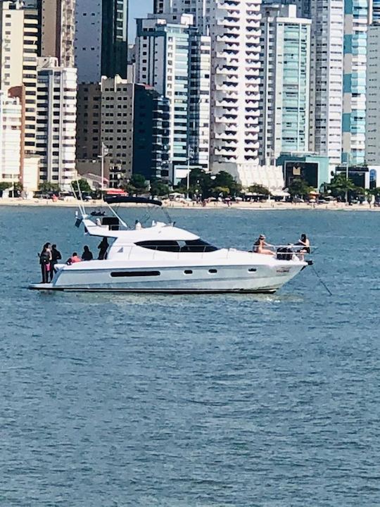 ¡Lancha rápida Azimut de 40 pies ideal para disfrutar en Balneário Camboriú y la región!