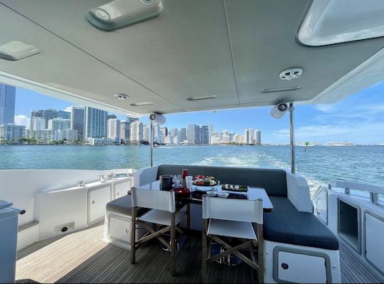 70 Azimut FlyBridge Yacht for luxury cruise in Miami!