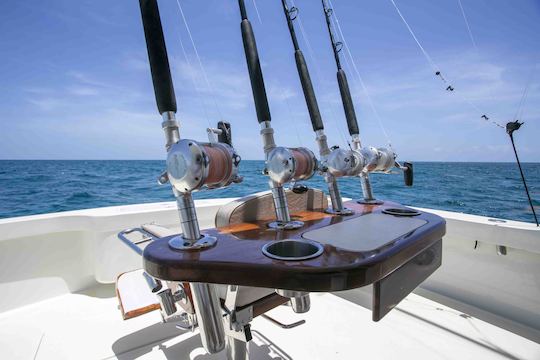 Oferta de pesca! Reserve agora! Iate 44' Hatteras para Alugar em Cancún, México.