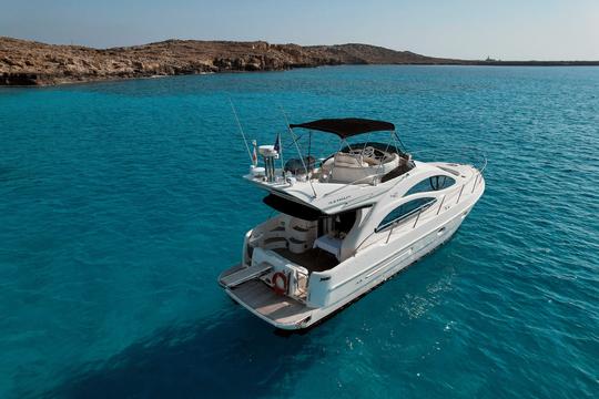 Explore a costa de Ayia Napa e a Lagoa Azul em grande estilo com o Azimut 42