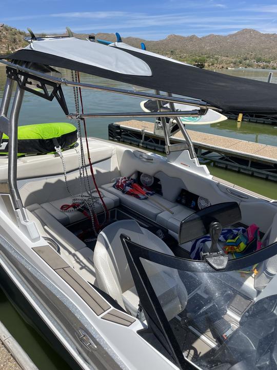 ¡Nuevo barco de surf listo para surfear, hacer wakeboard y bucear!