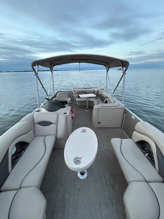 Sylvan Marine 8520 Mirage Cruise Tritoon