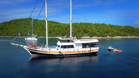 Cruzeiros tripulados de luxo na Croácia, Gulet Sirena, 28 m, 5 cabines, capacidade para 10 hóspedes