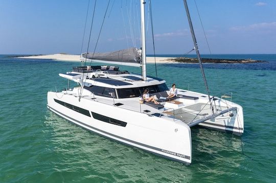 O Catamaran Aura 51 vem com 2 (SUP) — Equipamento de mergulho: máscara e nadadeiras