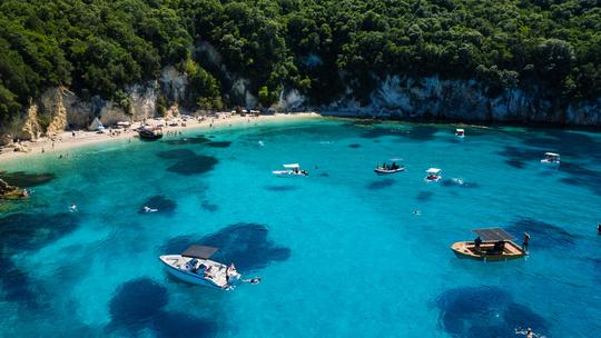 Bateau à moteur Navigator de 30 ch pour des aventures dans les îles Ioniennes