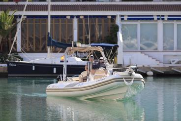 Excursión a Alcossebre con barco BSC 78 propulsado por Suzuki de 250 CV