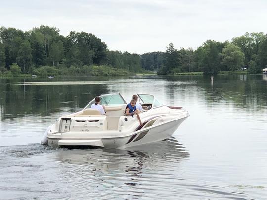 SeaRay SunDeck de 21 pies para el lago Pewaukee. Otros lagos a pedido.