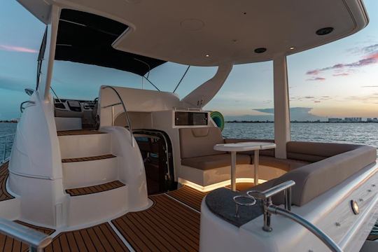 Yate Princess Flybridge de 50 pies con moto acuática