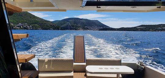 Navega con estilo: Ferretti Fly 43 para tu aventura en el sur de Croacia