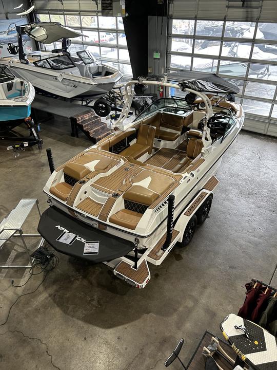 Embarcación náutica Nautique GS 22 con capitán en el lago Tahoe