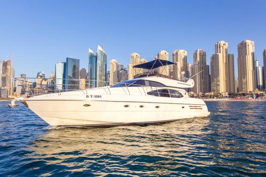 Location de yacht de 58 pieds à Dubaï avec capitaine et équipage (yacht Azimut pour 28 personnes)