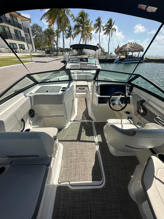 Aproveite e explore as águas de Islamorada em nosso Searay Bowrider de 21 pés!