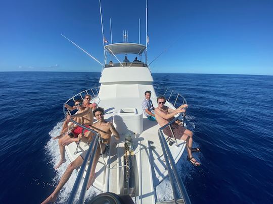 Charters de pesca en un Hatteras Convertible Sportfisher de 43 pies en Kailua-Kona, Hawái