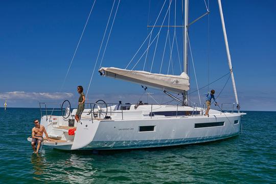 Experiência mágica de veleiro - Sun Odissey 490 Sailboat