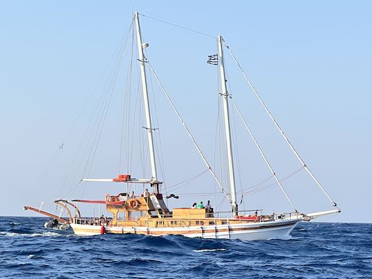 Maravilhosos cruzeiros diários de iate saindo da Riviera Ateniense