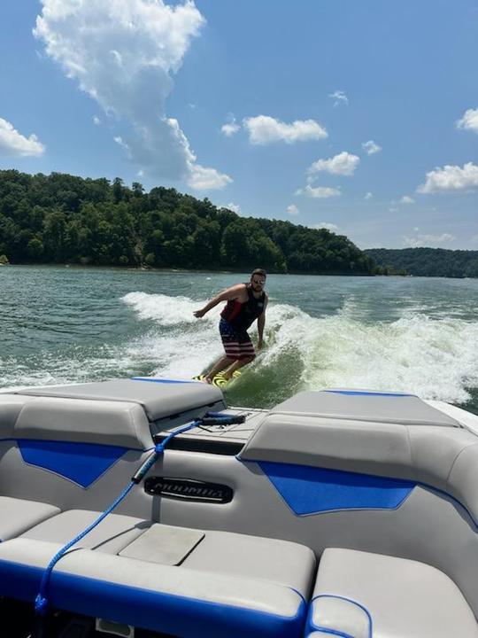 Aventure sur le lac Cumberland : surfez, faites du métro et détendez-vous sur notre bateau spacieux Moomba de 24 pieds 