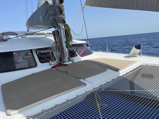 Cruzeiro diurno de catamarã privado com comidas e bebidas