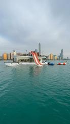 Descubra a beleza do litoral de Abu Dhabi com um barco Sunshine