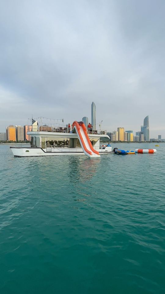 Discover the Beauty of Abu Dhabi's Coastline with a Sunshine Boat